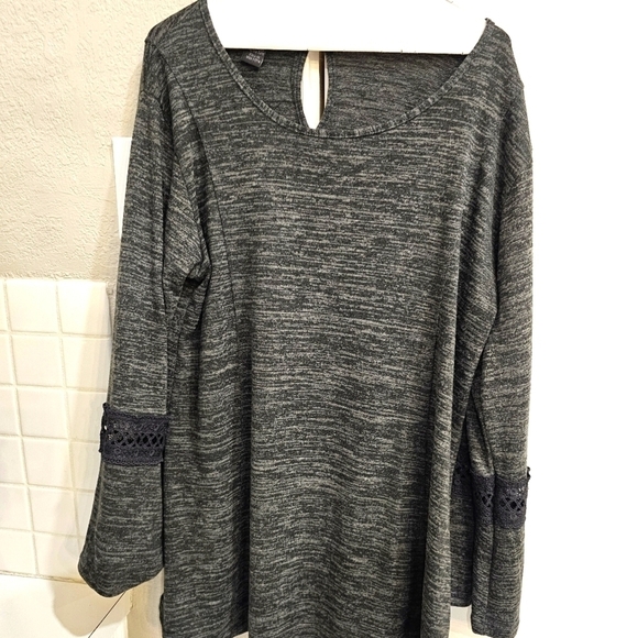 LILDY grey tunic w crochet on sleeves. Excellent shape. L/XL - Picture 1 of 10